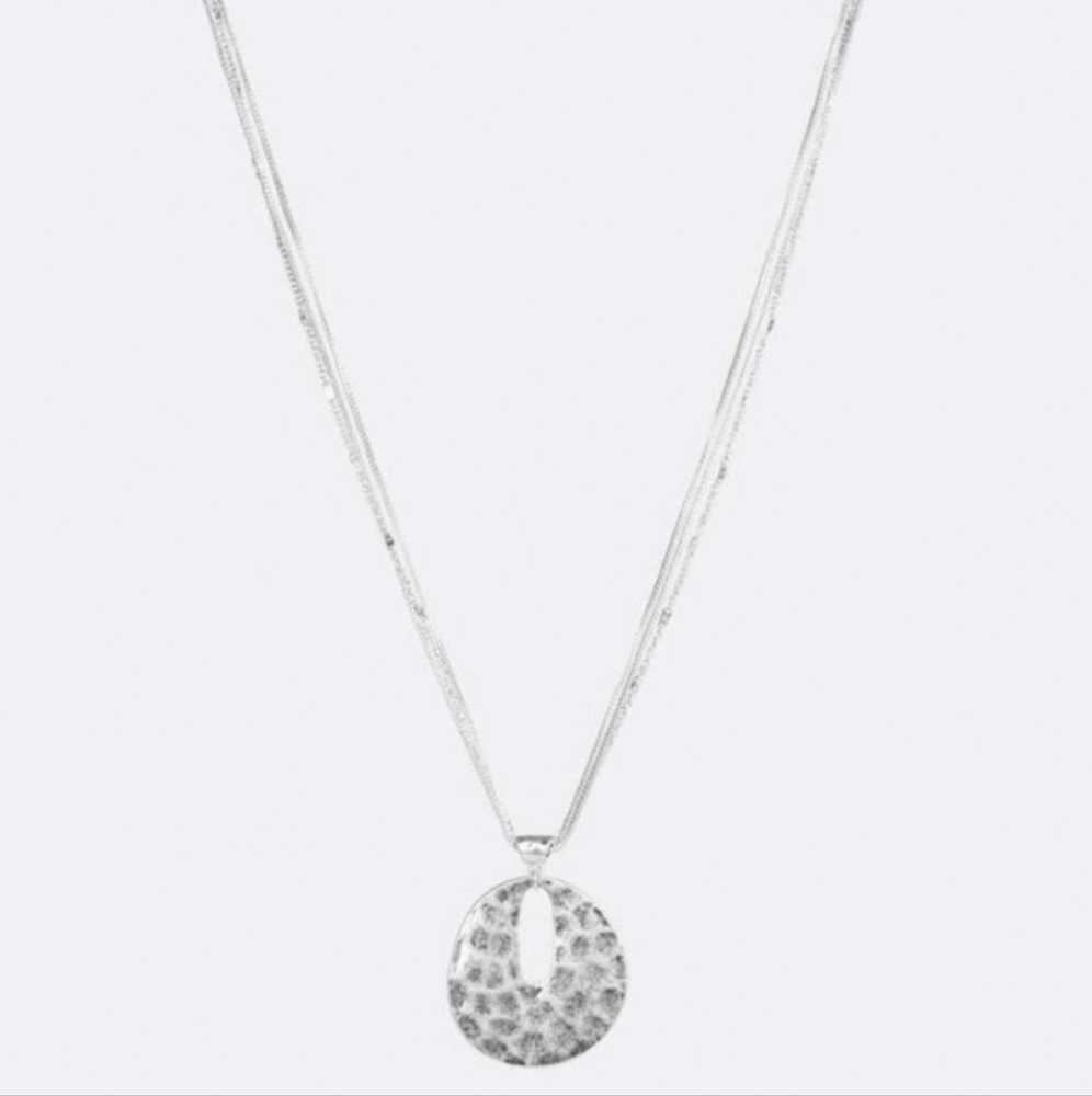 Avenue || Hammered Silvertone Pendant Short Necklace